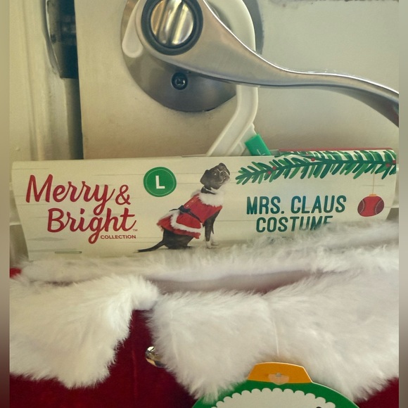 Dog Mrs. Claus costume - Picture 3 of 5